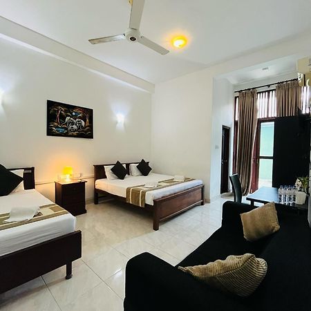 Hotel Blue Bird Негомбо Екстериор снимка