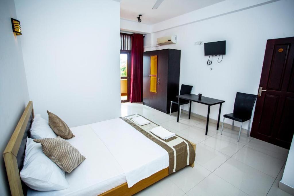 Hotel Blue Bird Негомбо Екстериор снимка