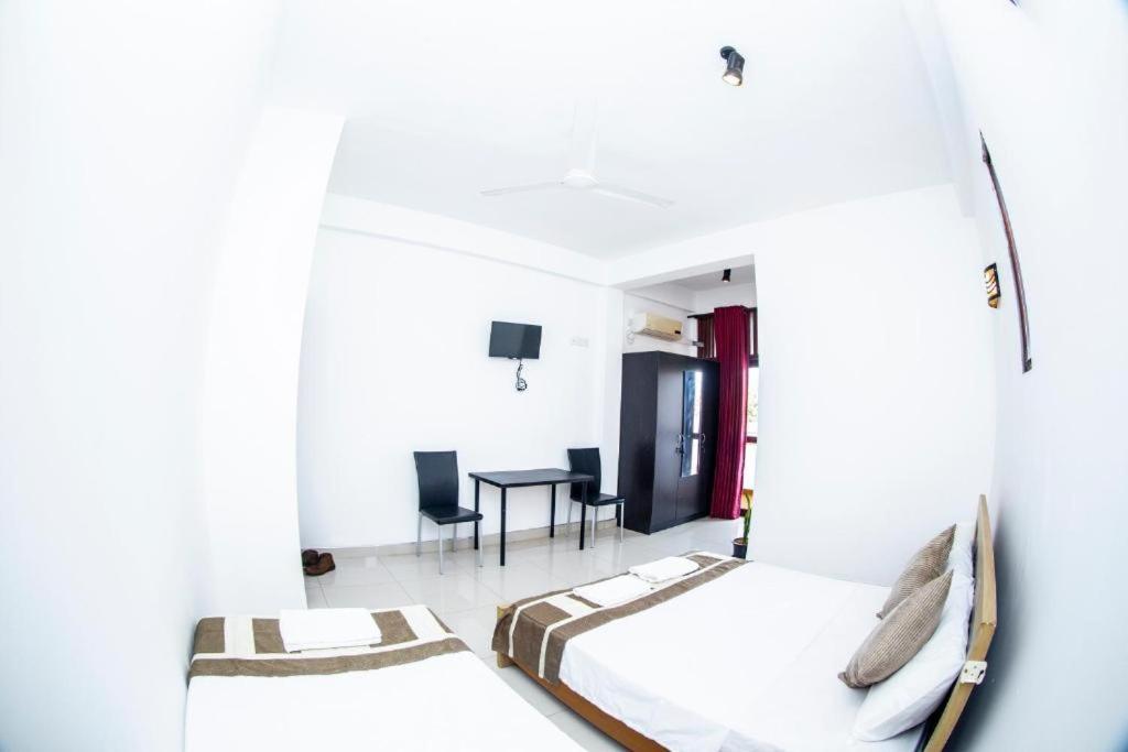 Hotel Blue Bird Негомбо Екстериор снимка