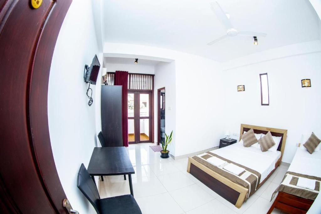 Hotel Blue Bird Негомбо Екстериор снимка