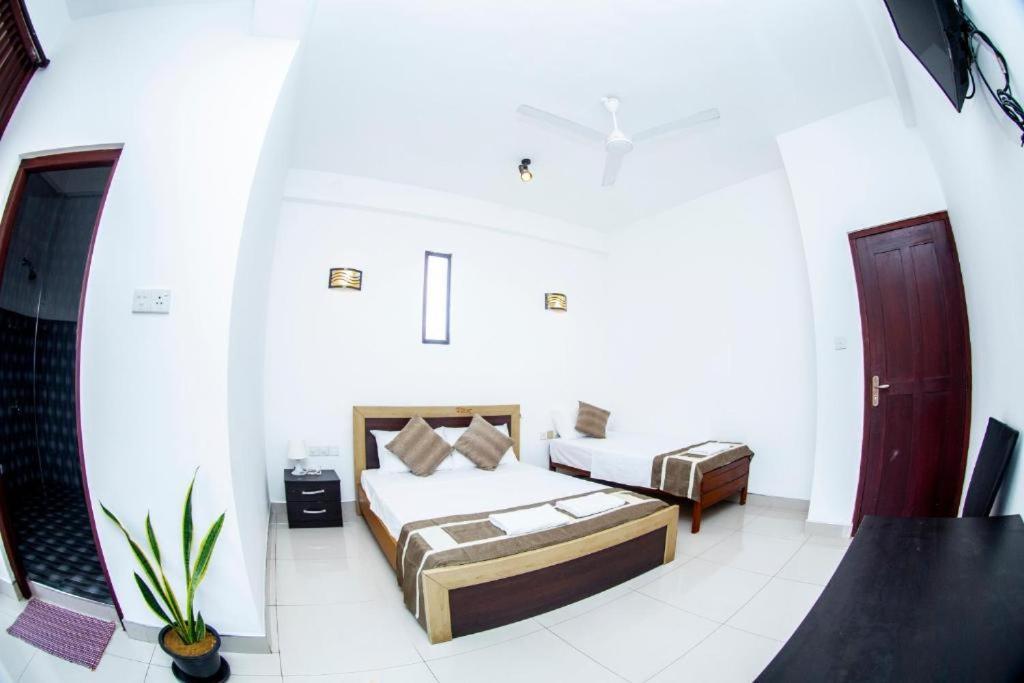Hotel Blue Bird Негомбо Екстериор снимка