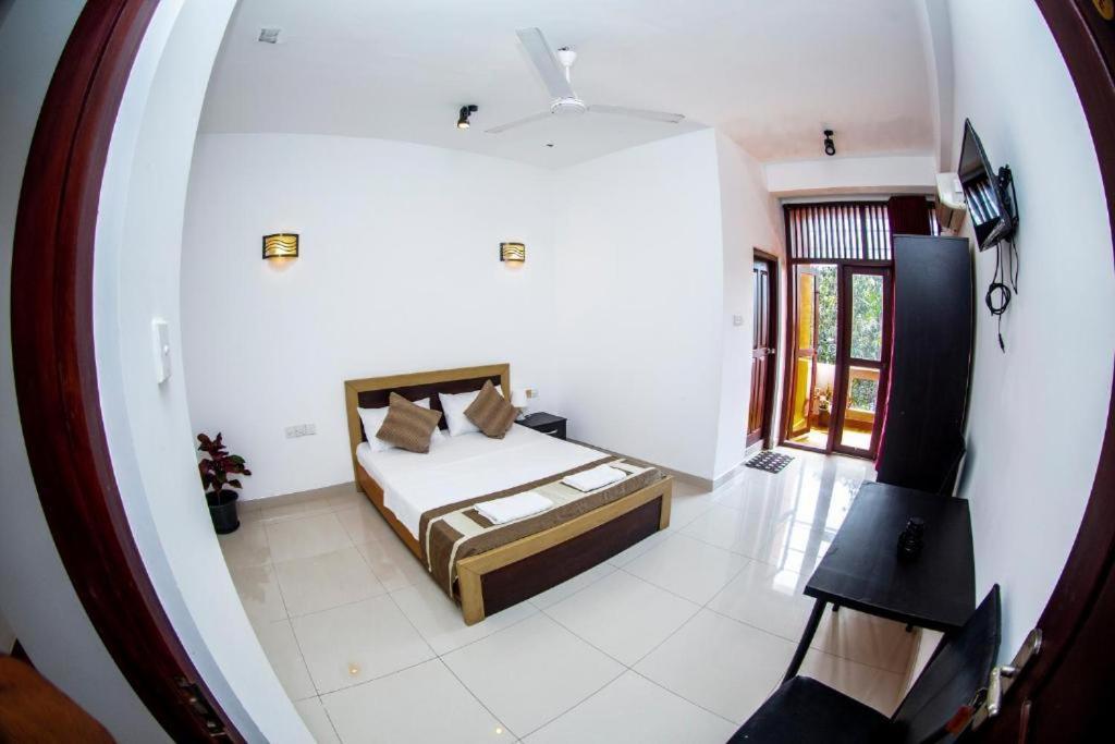 Hotel Blue Bird Негомбо Екстериор снимка