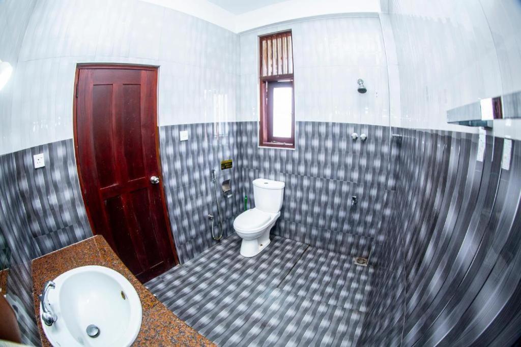 Hotel Blue Bird Негомбо Екстериор снимка