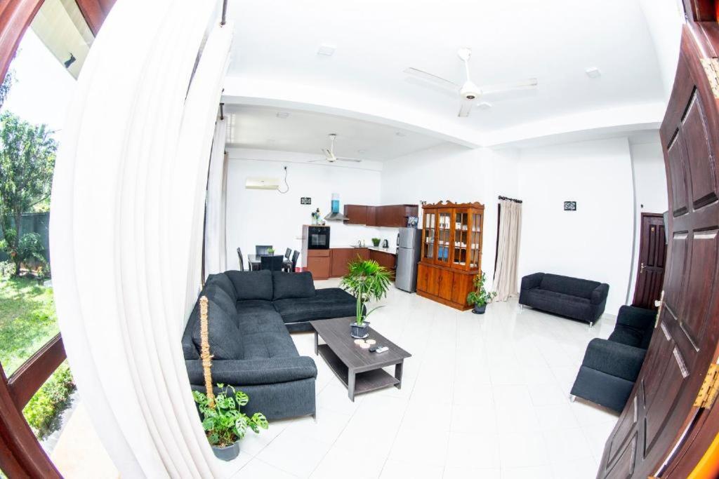 Hotel Blue Bird Негомбо Екстериор снимка