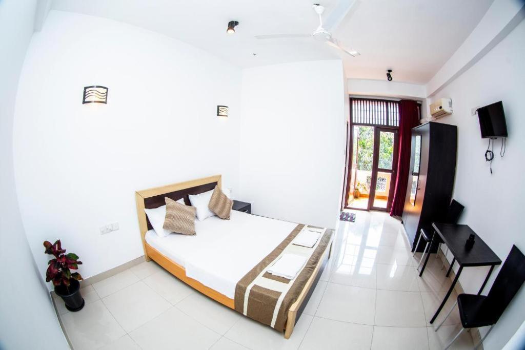 Hotel Blue Bird Негомбо Екстериор снимка