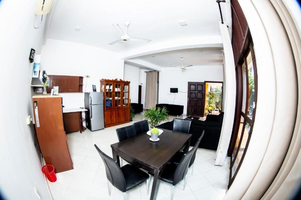 Hotel Blue Bird Негомбо Екстериор снимка