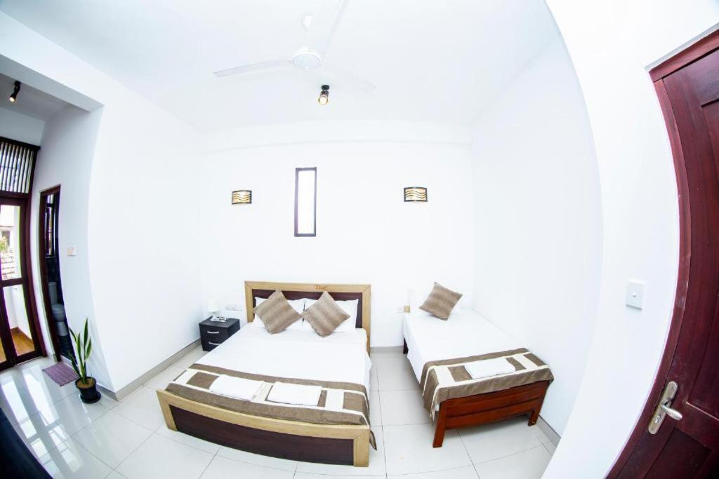 Hotel Blue Bird Негомбо Екстериор снимка
