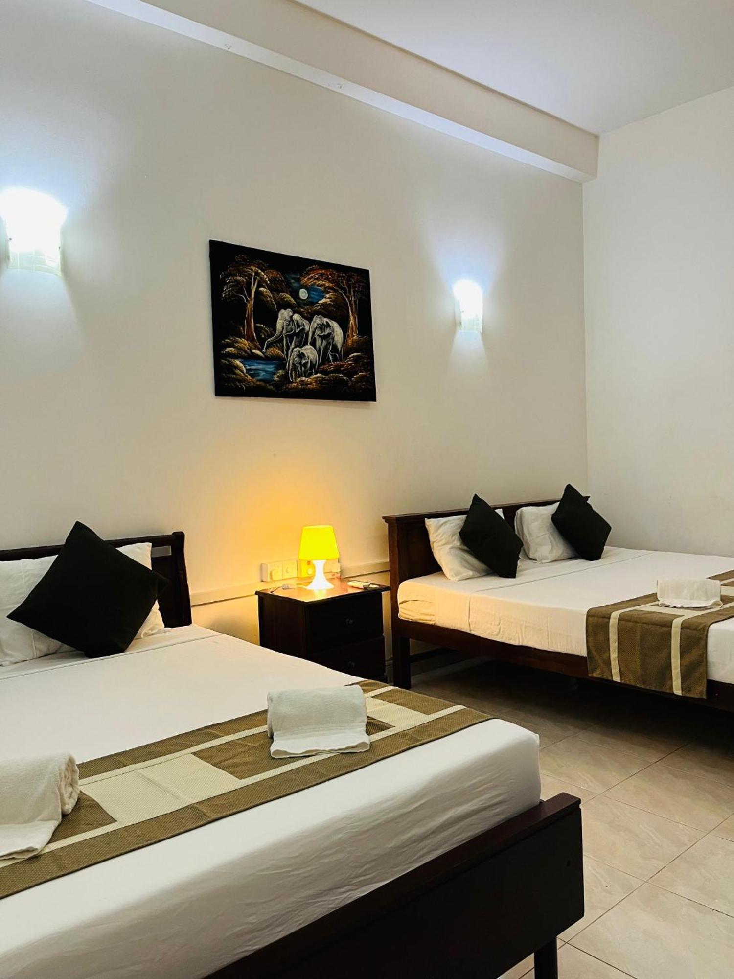 Hotel Blue Bird Негомбо Екстериор снимка