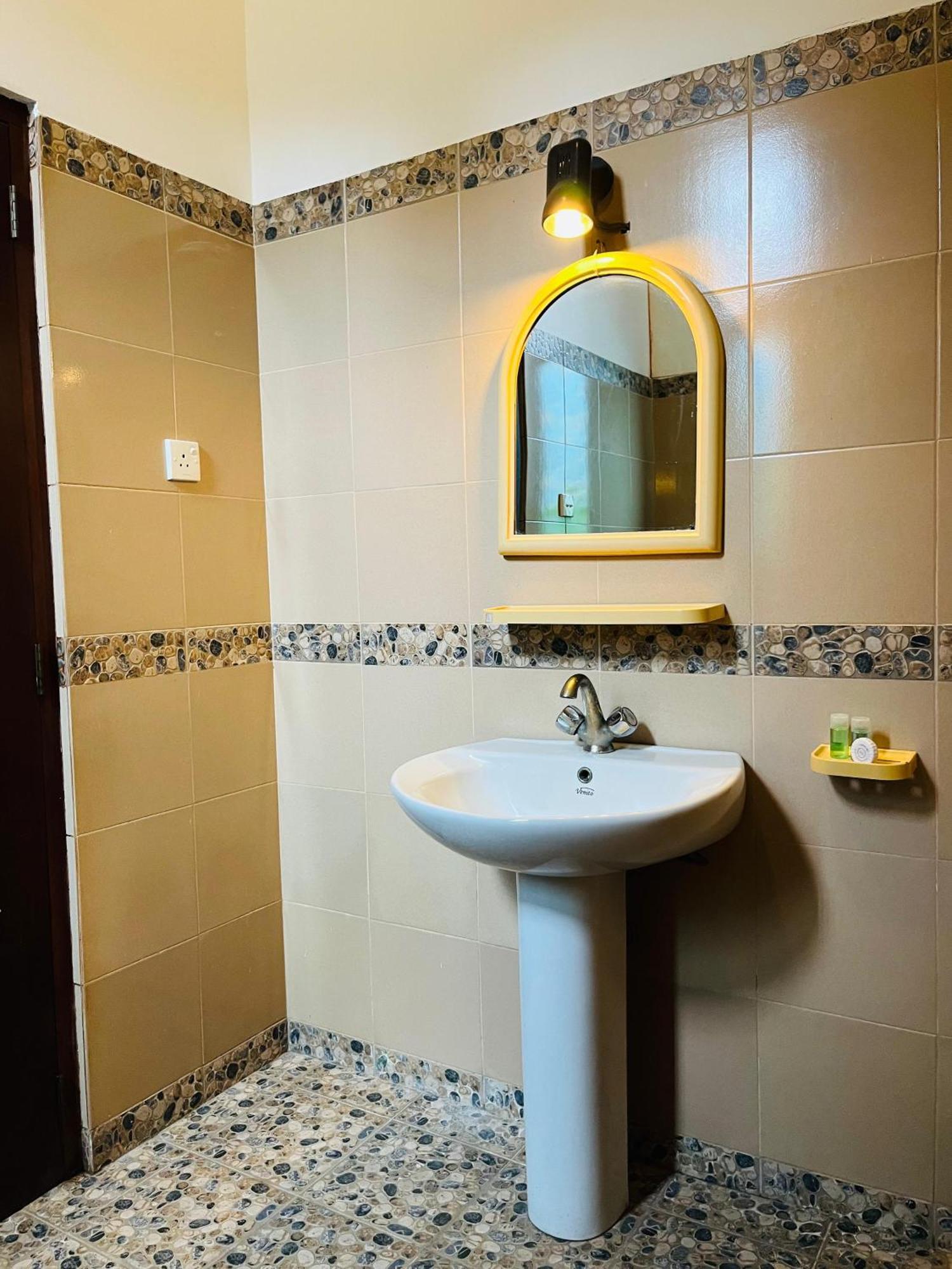 Hotel Blue Bird Негомбо Екстериор снимка