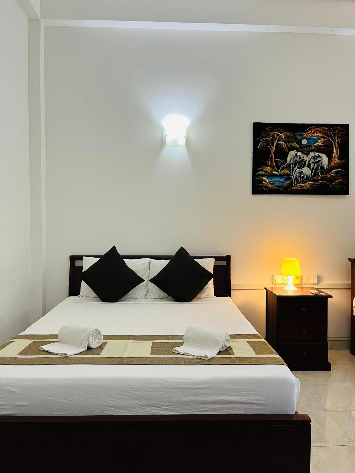 Hotel Blue Bird Негомбо Екстериор снимка