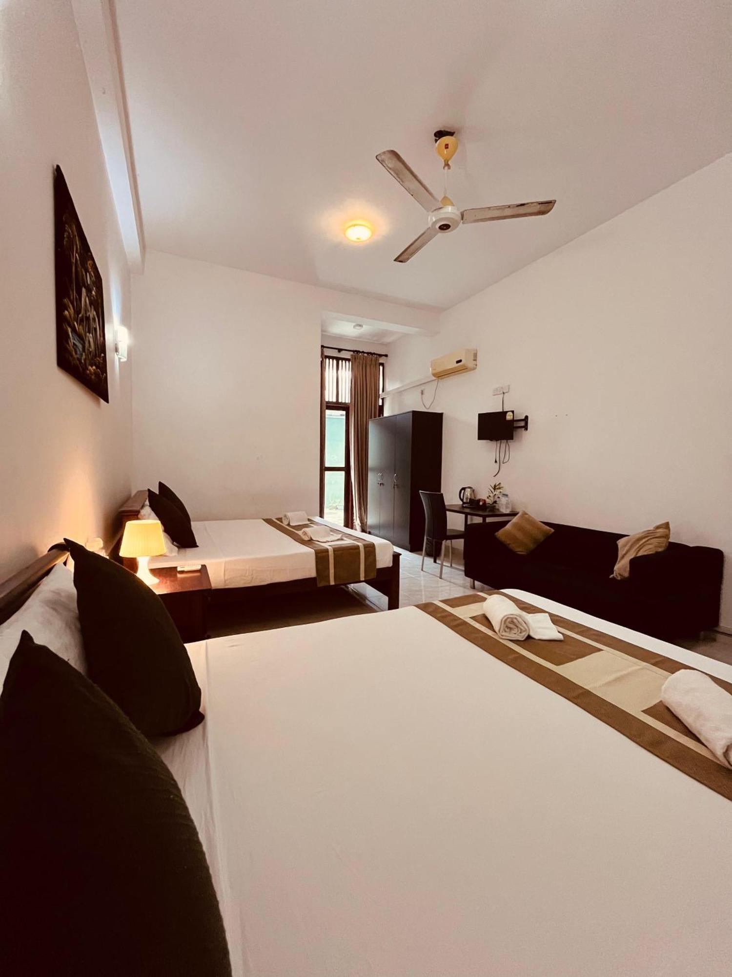 Hotel Blue Bird Негомбо Екстериор снимка
