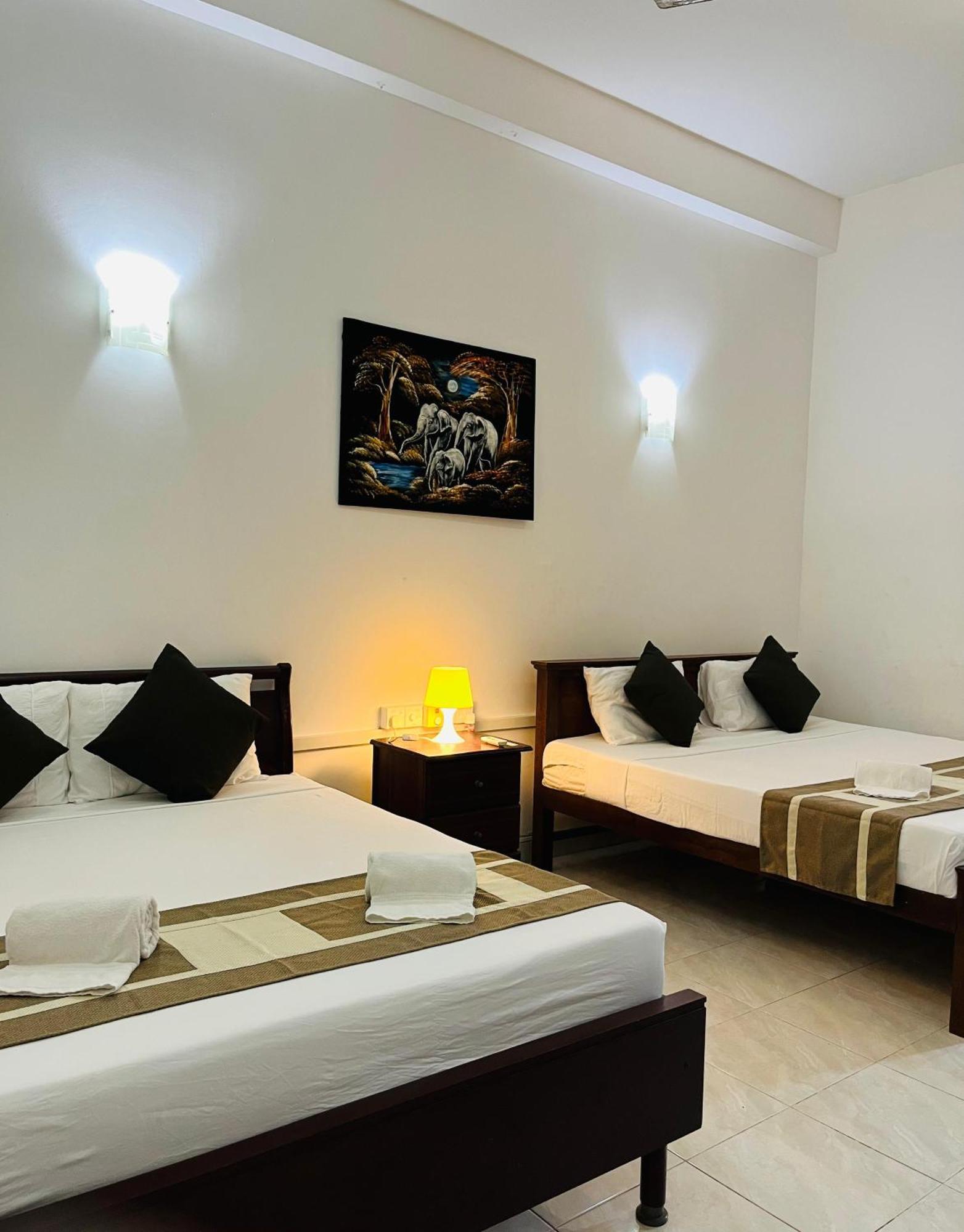 Hotel Blue Bird Негомбо Екстериор снимка