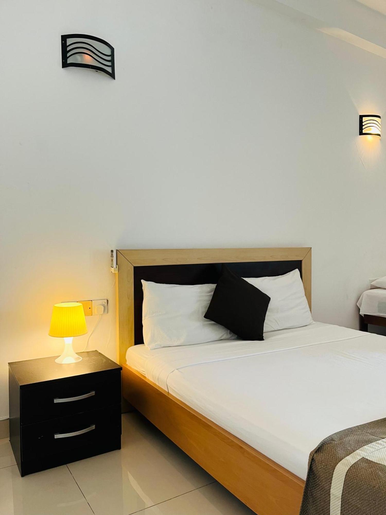 Hotel Blue Bird Негомбо Екстериор снимка
