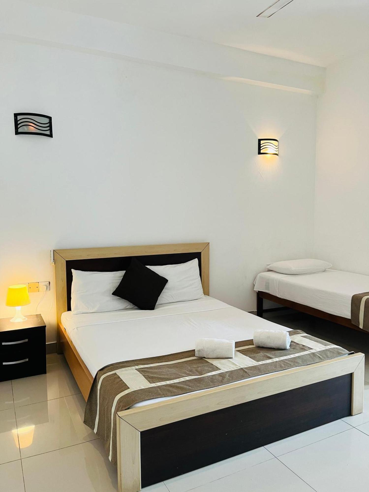 Hotel Blue Bird Негомбо Екстериор снимка