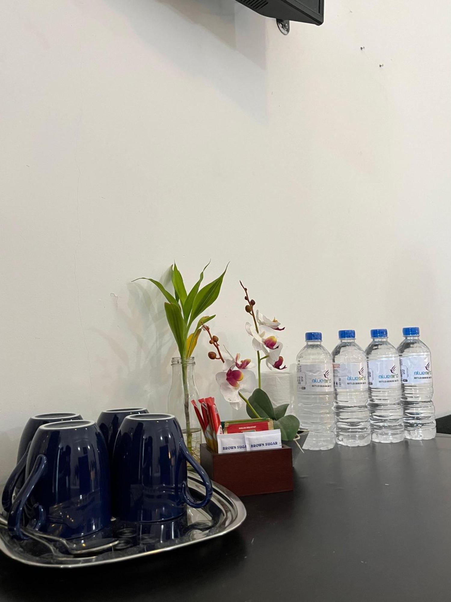 Hotel Blue Bird Негомбо Екстериор снимка