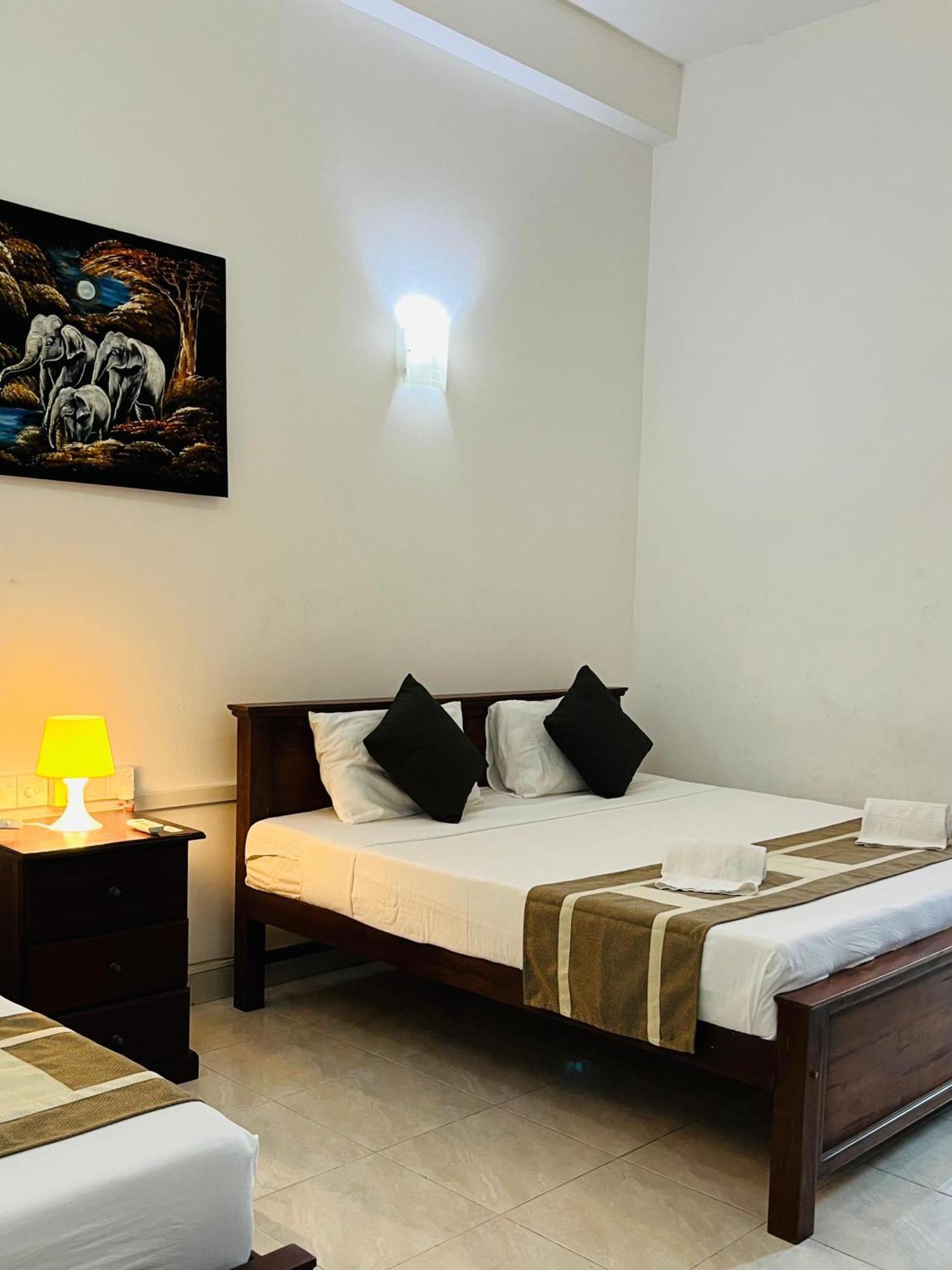 Hotel Blue Bird Негомбо Екстериор снимка