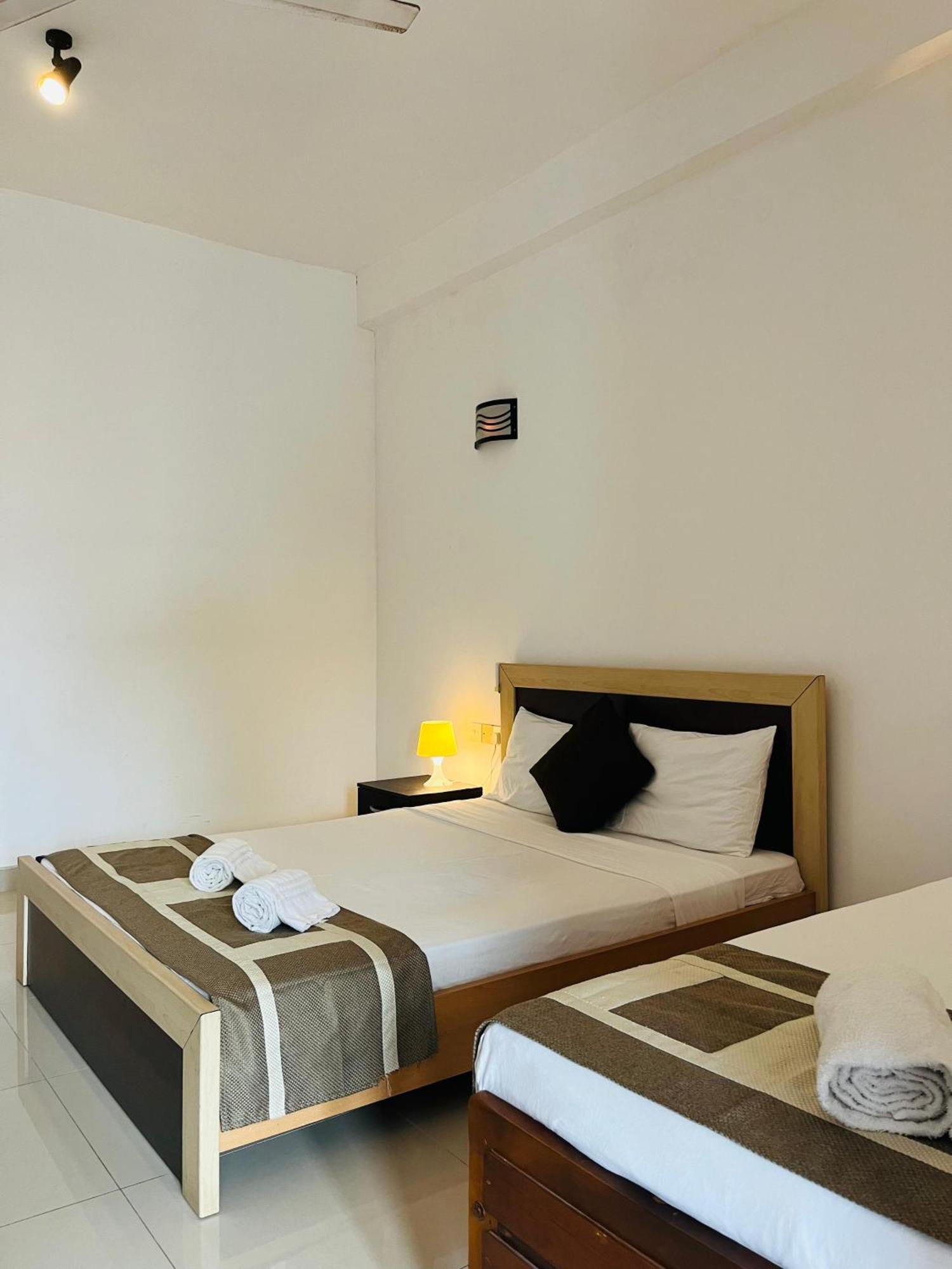 Hotel Blue Bird Негомбо Екстериор снимка